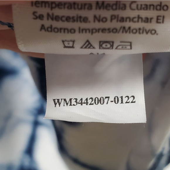 Time and Tru Tie Dye V-Neck Tunic Length T-Shirt Blue White Size Medium - Picture 8 of 9